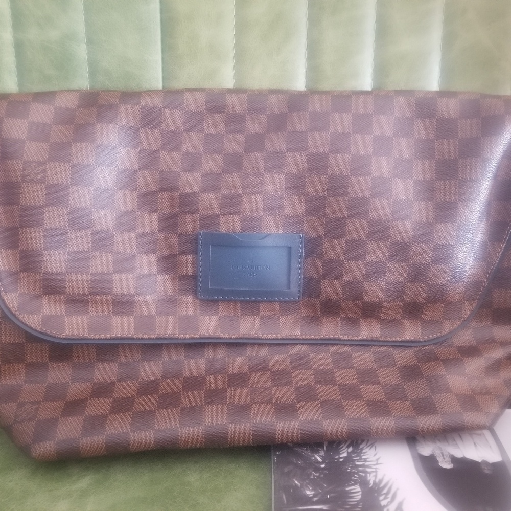 Louis Vuitton Messenger  bag